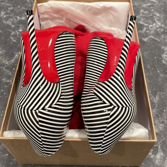Christian Louboutin décolleté patent stripes heel size 6. Like new - Picture 4 of 5